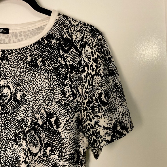 $5 Add on - B&W patterned TNA T-shirt - Picture 3 of 4